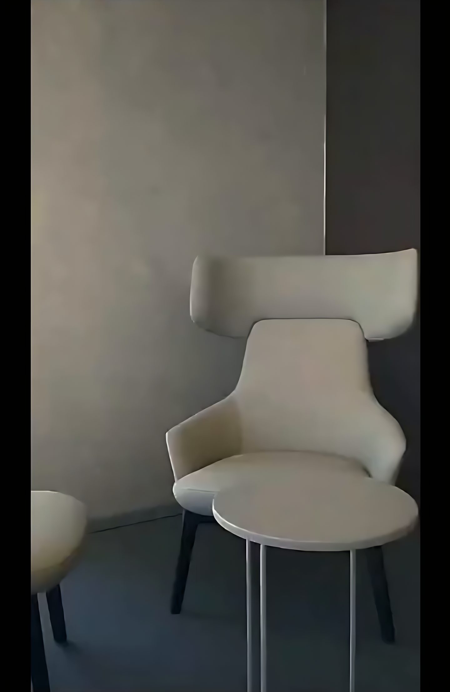 Beton dokulu dekoratif boyalı duvar önünde beyaz koltuk